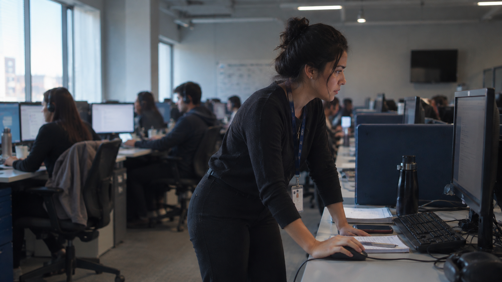 Supervisora acompanha regras de discagem no call center